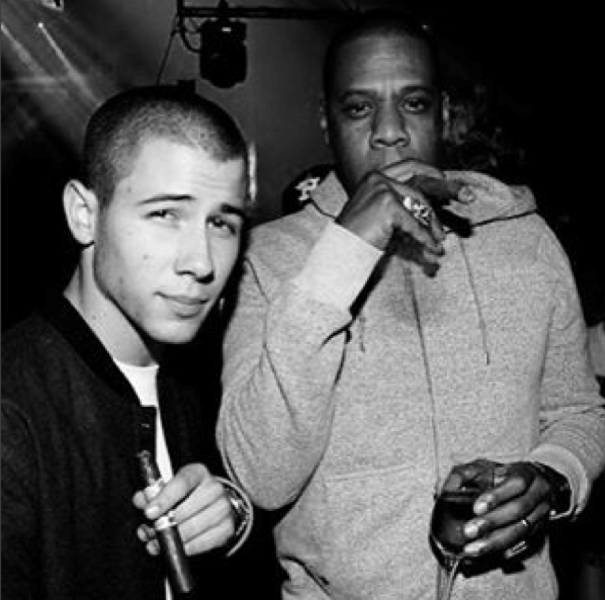 Ungleiche Buddies. Wer hätte gedacht, dass Nick Jonas und Rapper Jay-Z auf Partys zusammen Zigarre rauchen und Männergespräche führen?