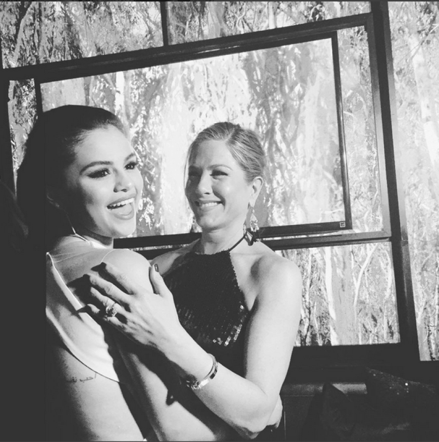 United Girlpower! Trotz zwanzig Jahren Altersunterschied geben sich Selena Gomez und Jennifer Aniston gegenseitig Stütze und Inspiration.