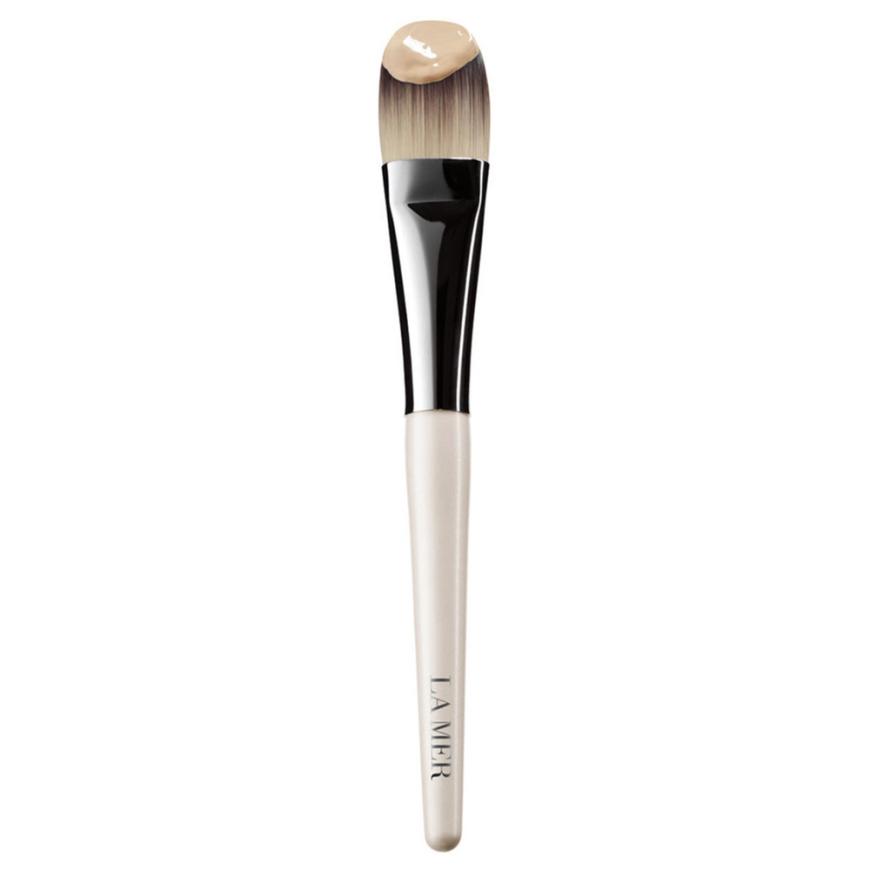 Einfaches Auftragen: „Foundation Brush“ von La Mer, ca. 40 Euro