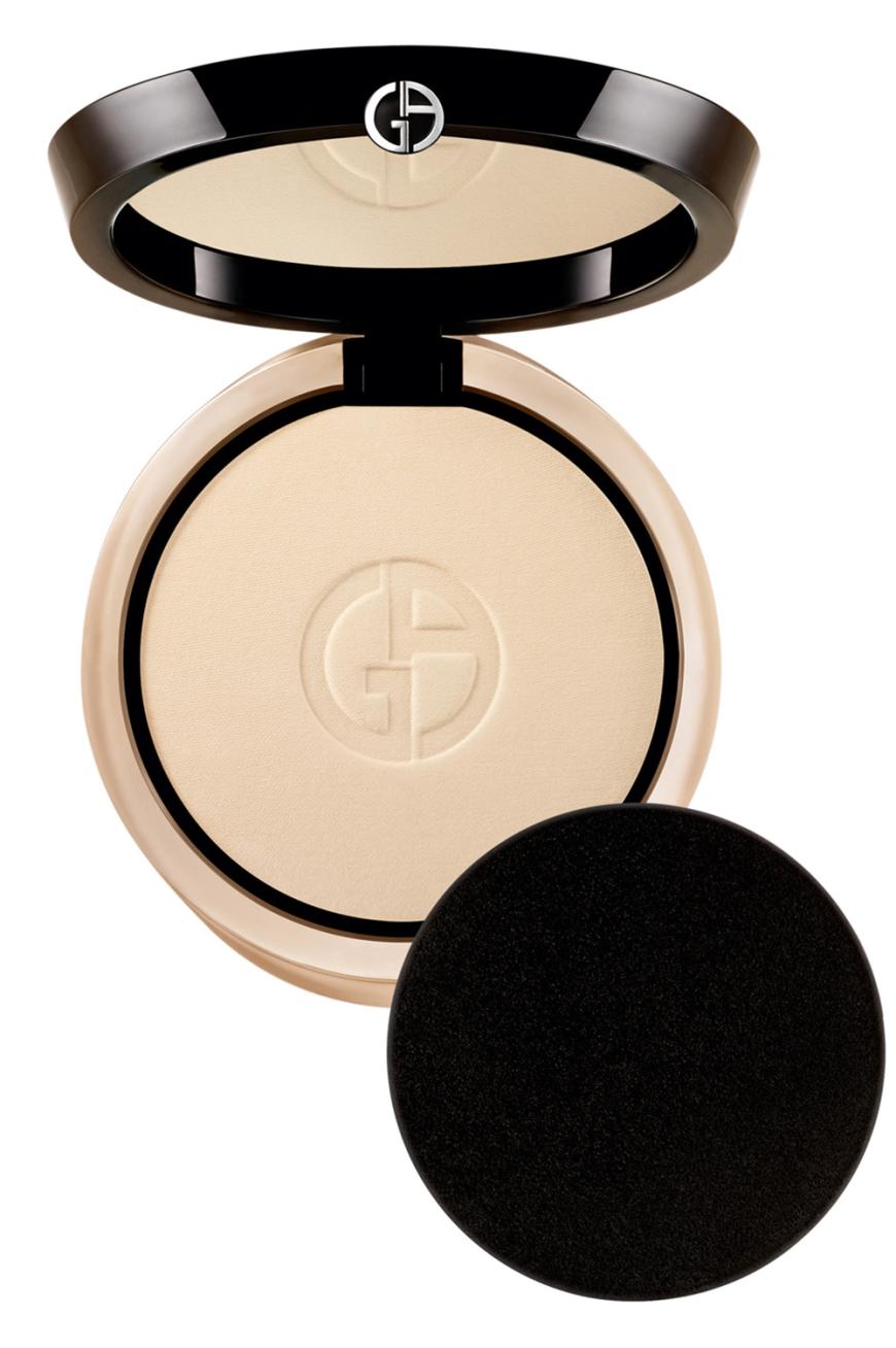 „Luminous Silk Compact“ von Georgio Armani, mit 2-in-1-Applikator, ca. 45 Euro