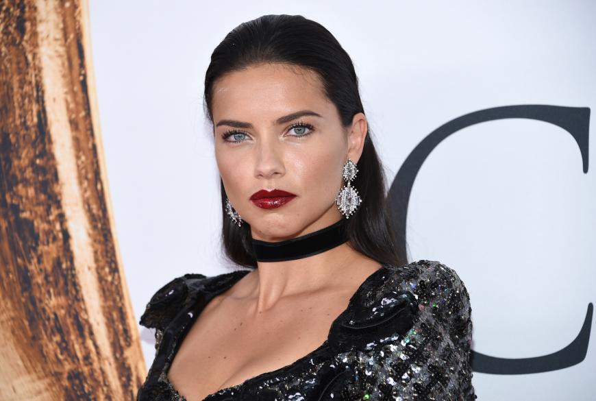 Adriana Lima ist offenbar wieder in festen Händen.