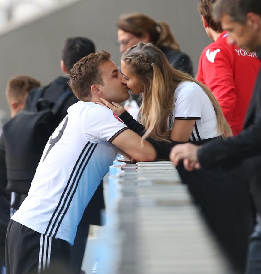 Küsschen! Ann-Kathrin Brömmel unterstützte Mario Götze bei der EM in Frankreich.