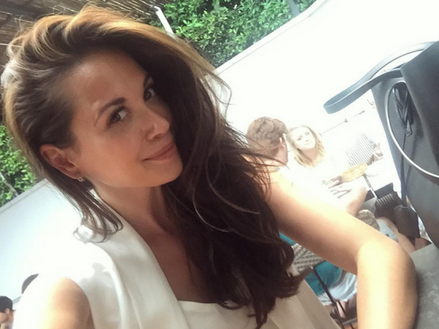 Es ist die hübsche Grace Capristo, die beschlosen hat, den kompletten Rest des Tages auf einem Pizzastück zu verbringen.