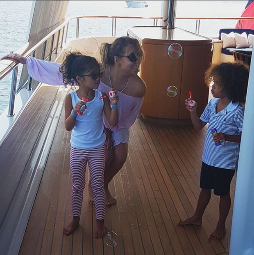 Ihre zwei Kinder Monroe und Moroccan urlauben mit auf der Luxusjacht des Unternehmers.