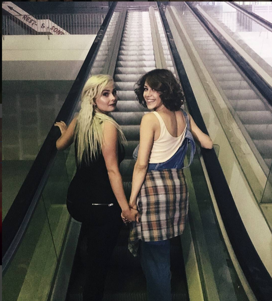 Mit Erics Tanz- und Filmpartnerin Oana Nechiti (r.) versteht sich Edith bestens. Von Eifersucht keine Spur.