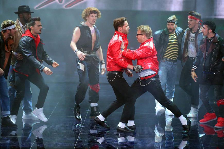 Alexander Kumptner (l.) und Mario Kotaska (r.) performen zu 'Beat it' von Michael Jackson.