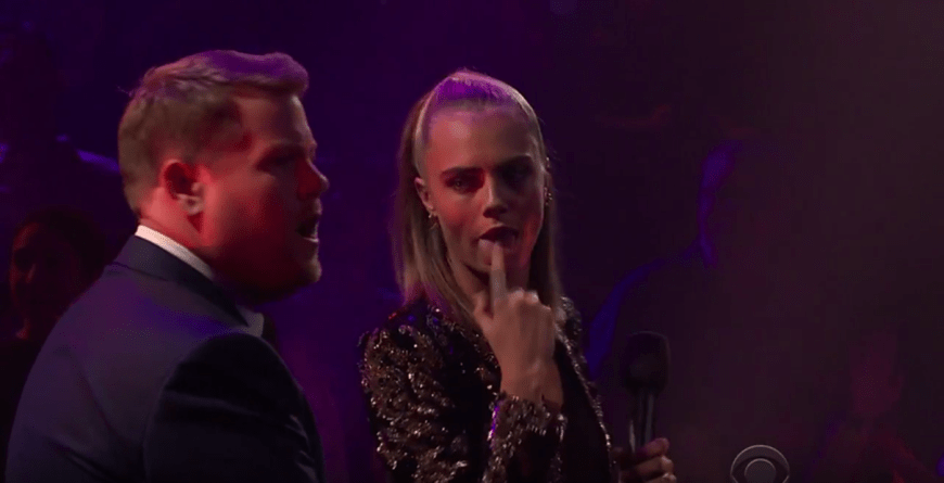 Eindeutige Geste: Cara lässt kein gutes Haar an dem Moderator der Late Late Show.