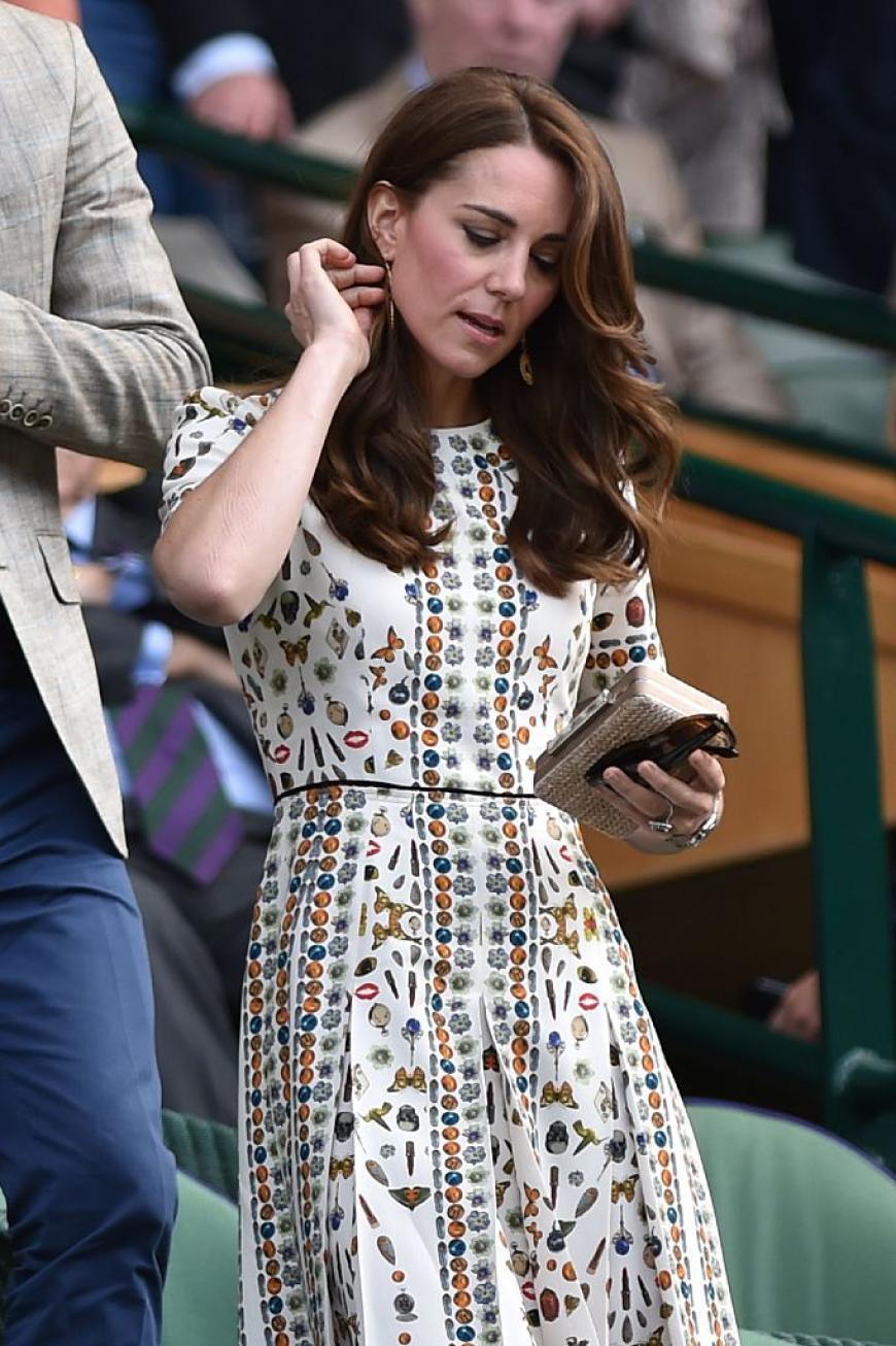 Anfang Juli zeigte sich die royale Stilokone in Wimbledon in einem Kleid, das durchaus einen Babybauch verstecken würde.