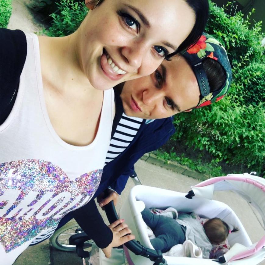 Heute ist sie glücklich mit Henning Merten und den beiden Kids.