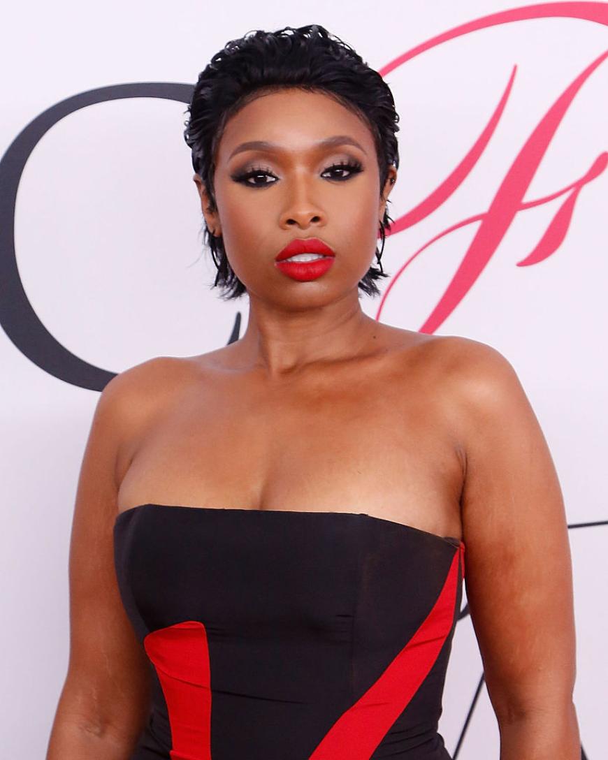 Auch dunklere Hauttypen wie Jennifer Hudson können kräftiges Rot super tragen