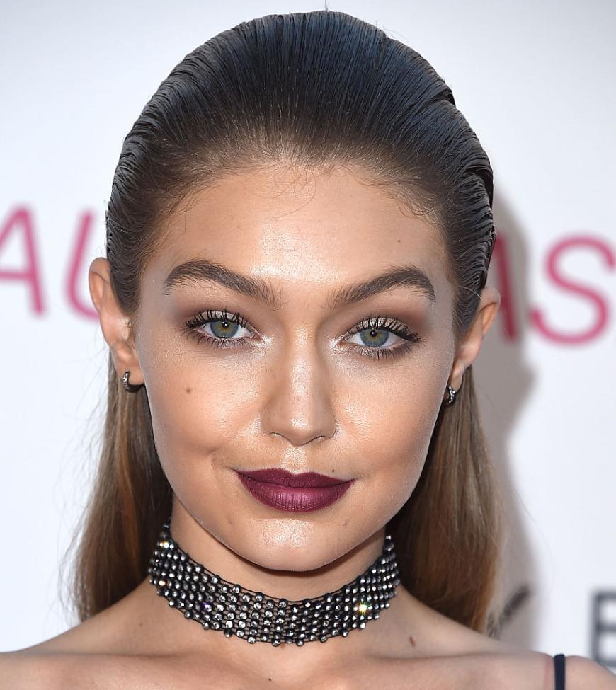 Auch Gigi trägt burgunderfarbenen Lippenstift