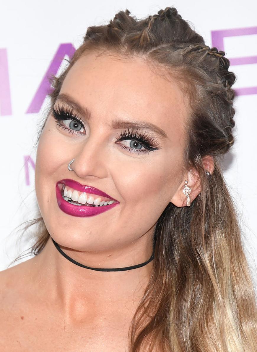 Perrie Edwards mag es knallig: Die Little Mix-Beauty trägt pinken Gloss