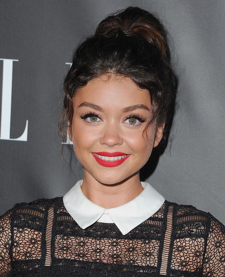 Klassisches Rot geht immer. Steht auch Sarah Hyland super!
