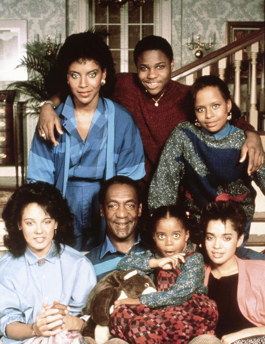 Die Huxtables mit ihren fünf Kindern Sondra (Sabrina Le Beauf), Denise (Lisa Bonet, r.), Theo (Malcolm-Jamal Warner), Vanessa (Tempestt Bledsoe) und Rudy (Keshia Knight Pulliam, 3.v.l.).