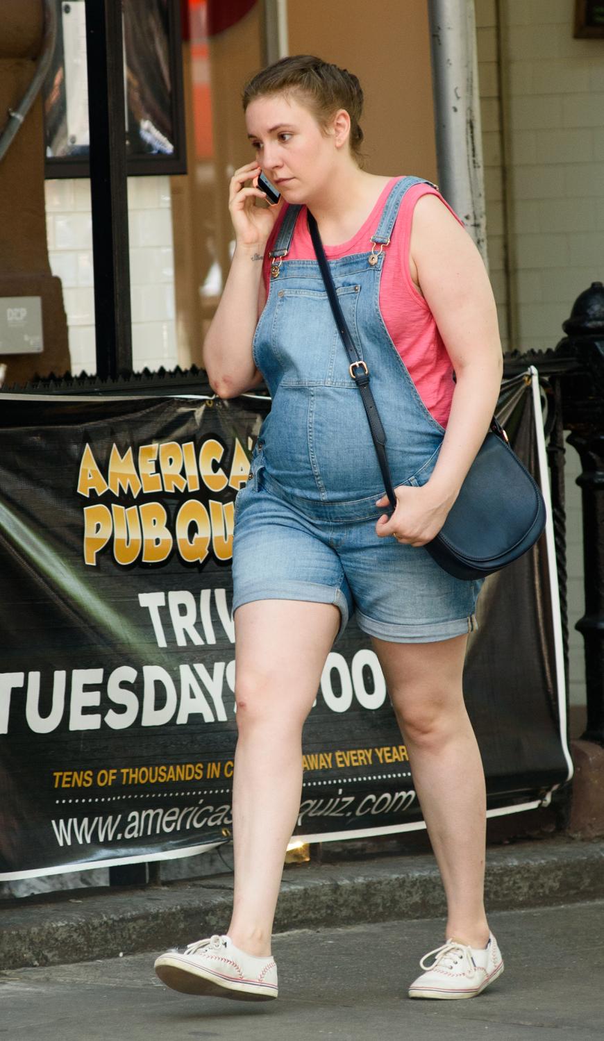 Baby an Board! Lena Dunham spaziert mit einem süßen Bäuchlein durch New York.