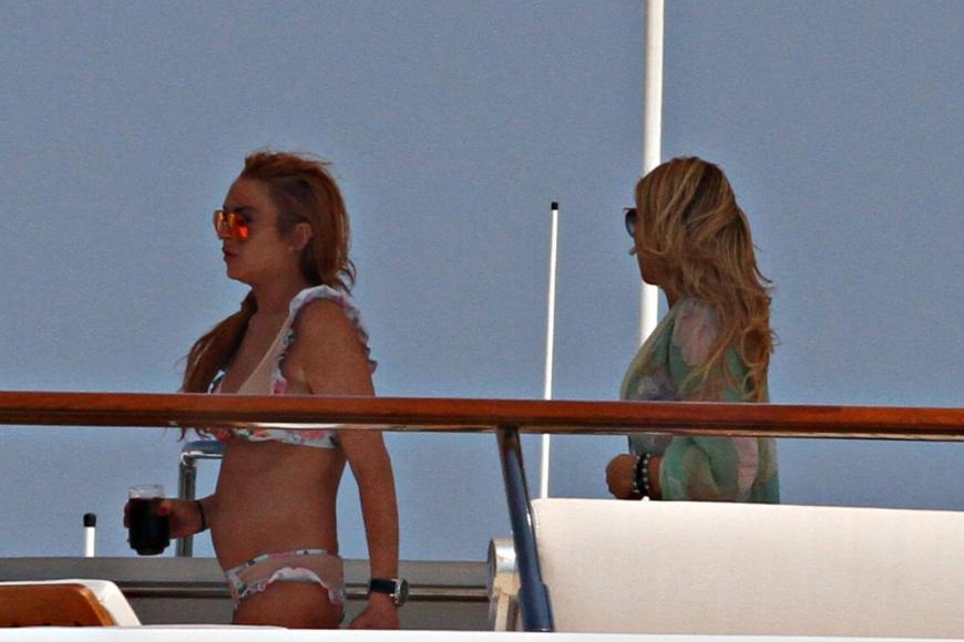Lindsay Lohan debütierte im Urlaub ihre kleine Wölbung am Bauch. Ist die Schauspielerin schwanger?