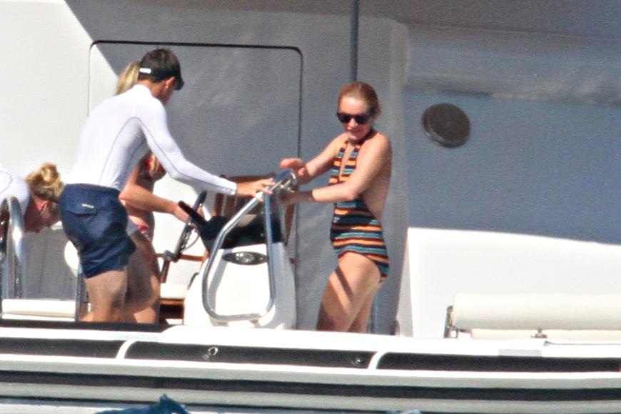 Lindsay Lohan urlaubt mit Freunden auf einer Yacht.