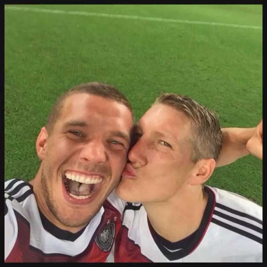 Legendäres Selfie: Lukas Podolski (l.) und Bastian Schweinsteiger feiern den Weltmeister-Titel 2014 in Rio.