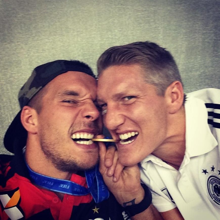 Poldi und Schweini mit ihrer WM-Medaille