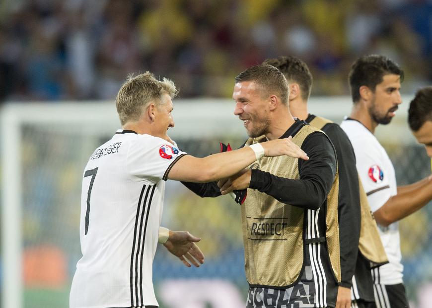 Lukas Podolski und Bastian Schweinsteiger bei der EM 2016 in Frankreich