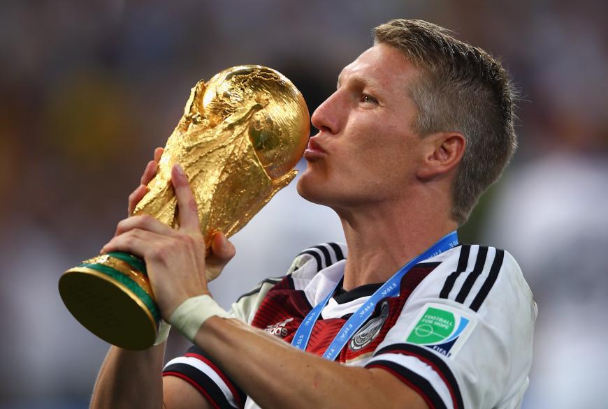 Unser National-Elf-Kaptiän Bastian Schweinsteiger tritt offiziell zurück und wird bei der WM 2018 in Russland nicht mehr für Deutschland kicken.