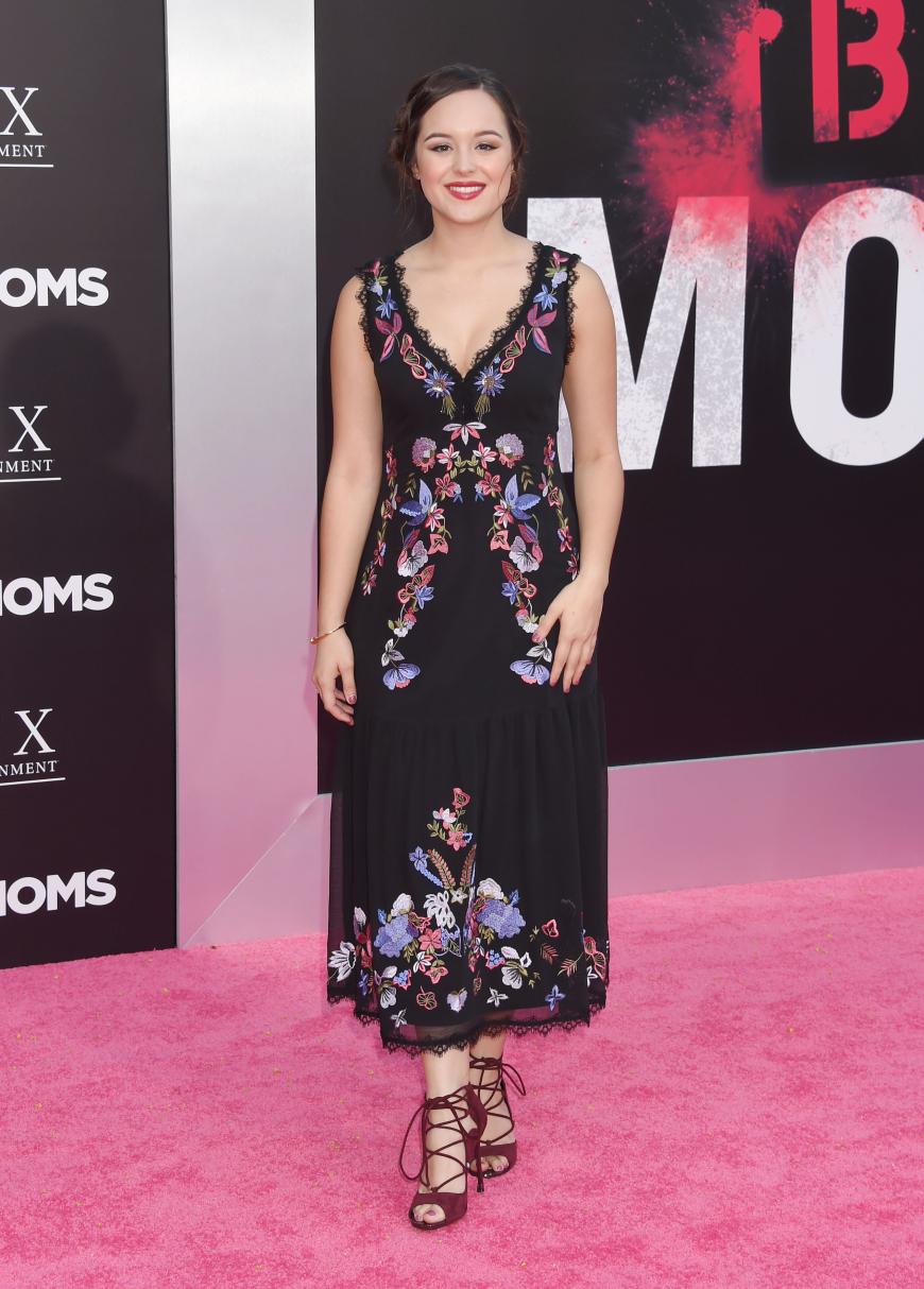 Hach, dieses Kleid... Hayley Orrantia in einem mit Blumen bestickten schwarzen Dress