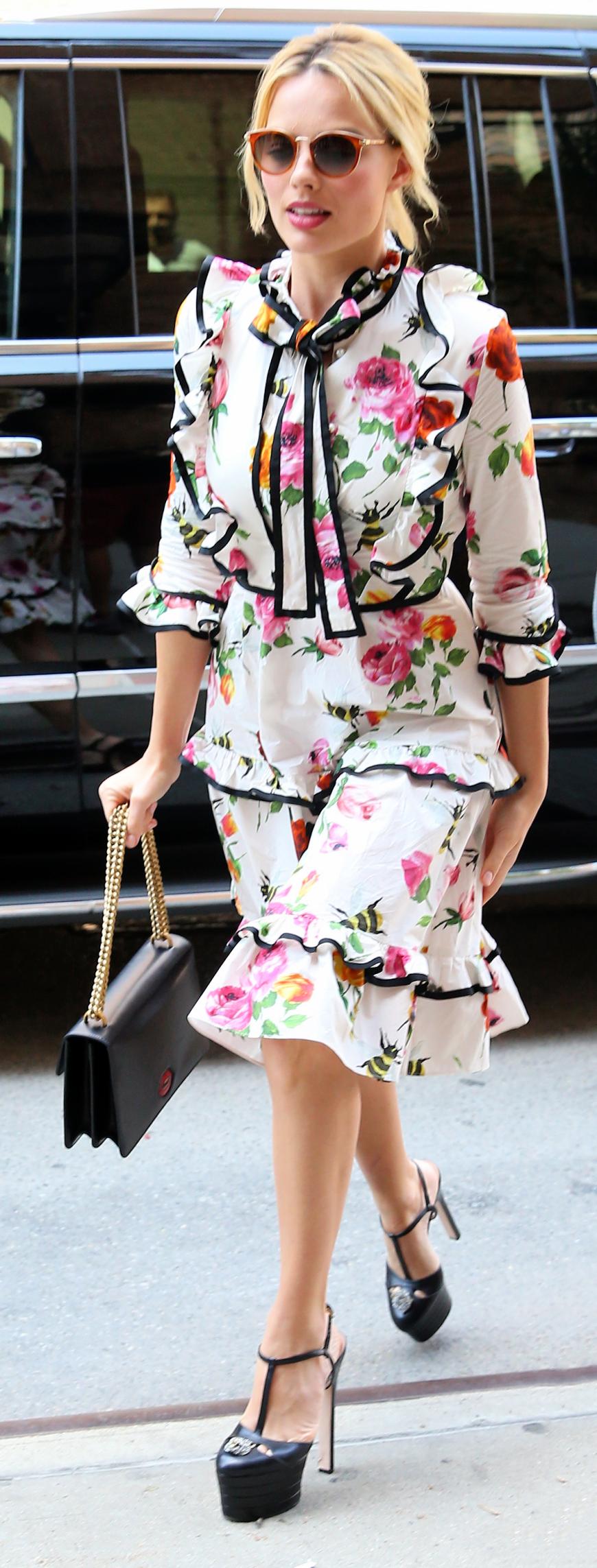 Margot Robbie in einem Blumenkleid mit Volants