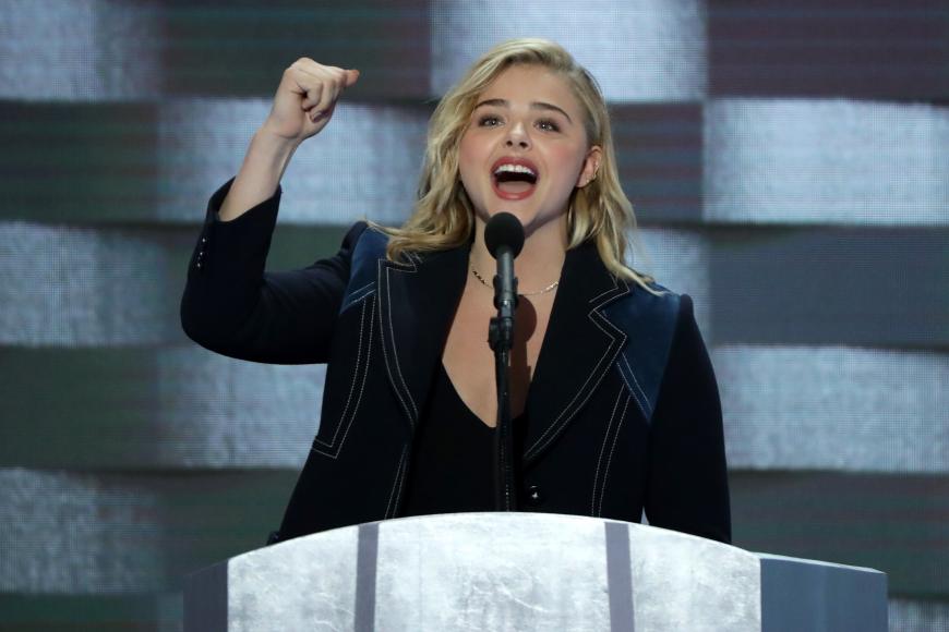 Chloë Grace Moretz hielt bei der DNC eine Rede für Hillary Clinton.