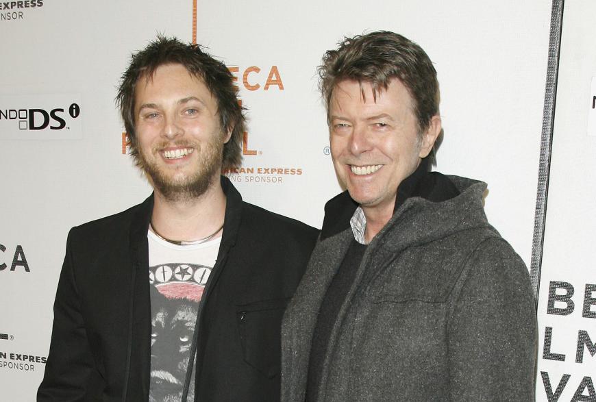 Duncan Jones (links), der Sohn von David Bowie (rechts) ist zum ersten Mal Papa geworden.