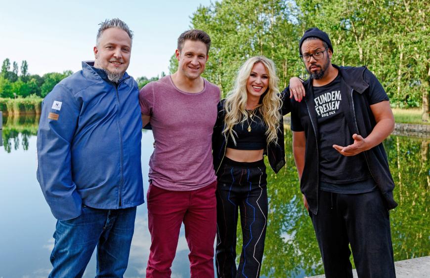 Christoph Brandt, Matthias Steiner, Evelyn Weigert und Samy Deluxe wollen ihre Fähigkeiten am Grill unter Beweis stellen.