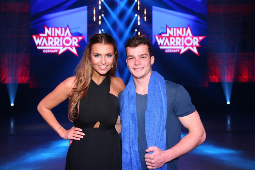 Sportliches Allroundtalent: Oliver Edelmann (hier an der Seite von Moderatorin Laura Wontorra) ist vierfacher deutscher Meister in Sportakrobatik.