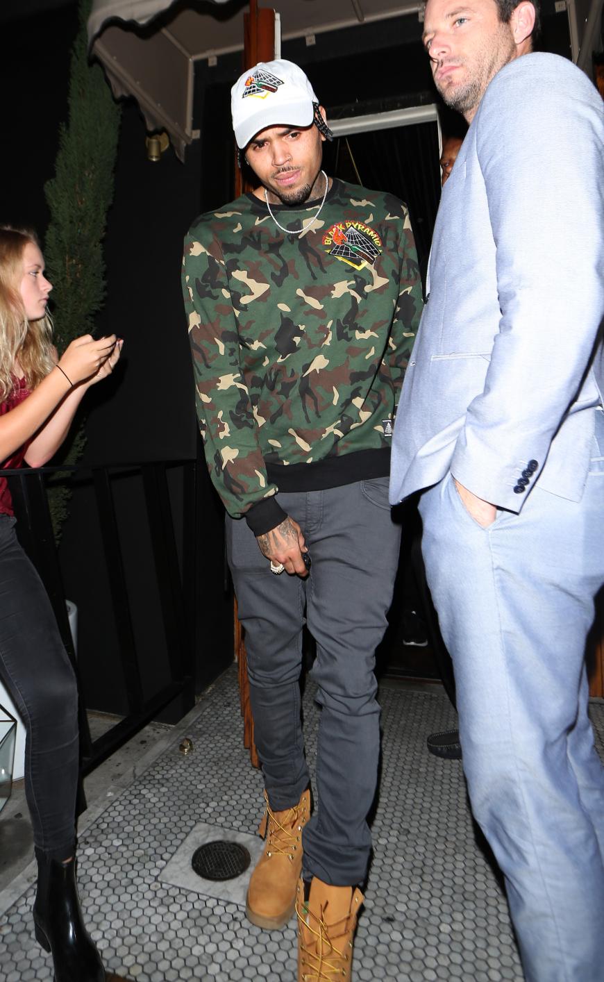 Chris Brown kam zusammen mit Scott Disick zur Party.