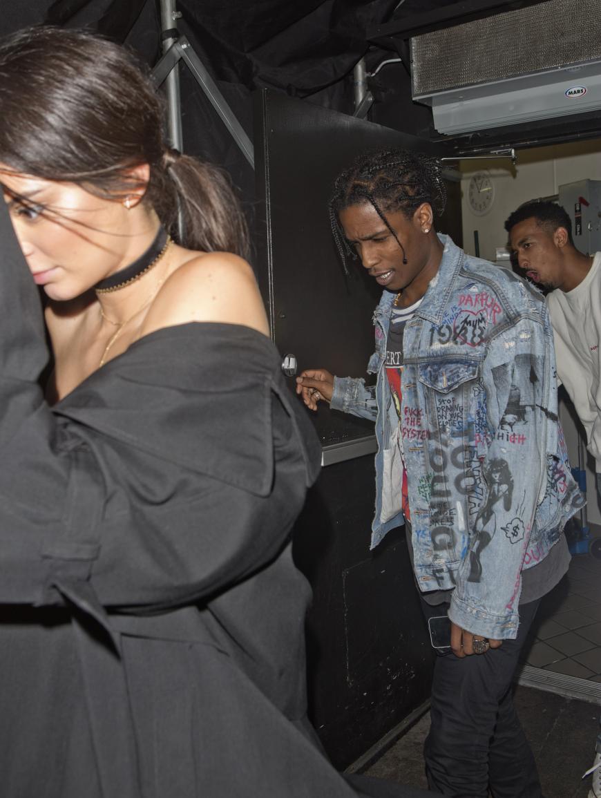 Kendall Jenner und Rapper ASAP Rocky verlassen den Club.