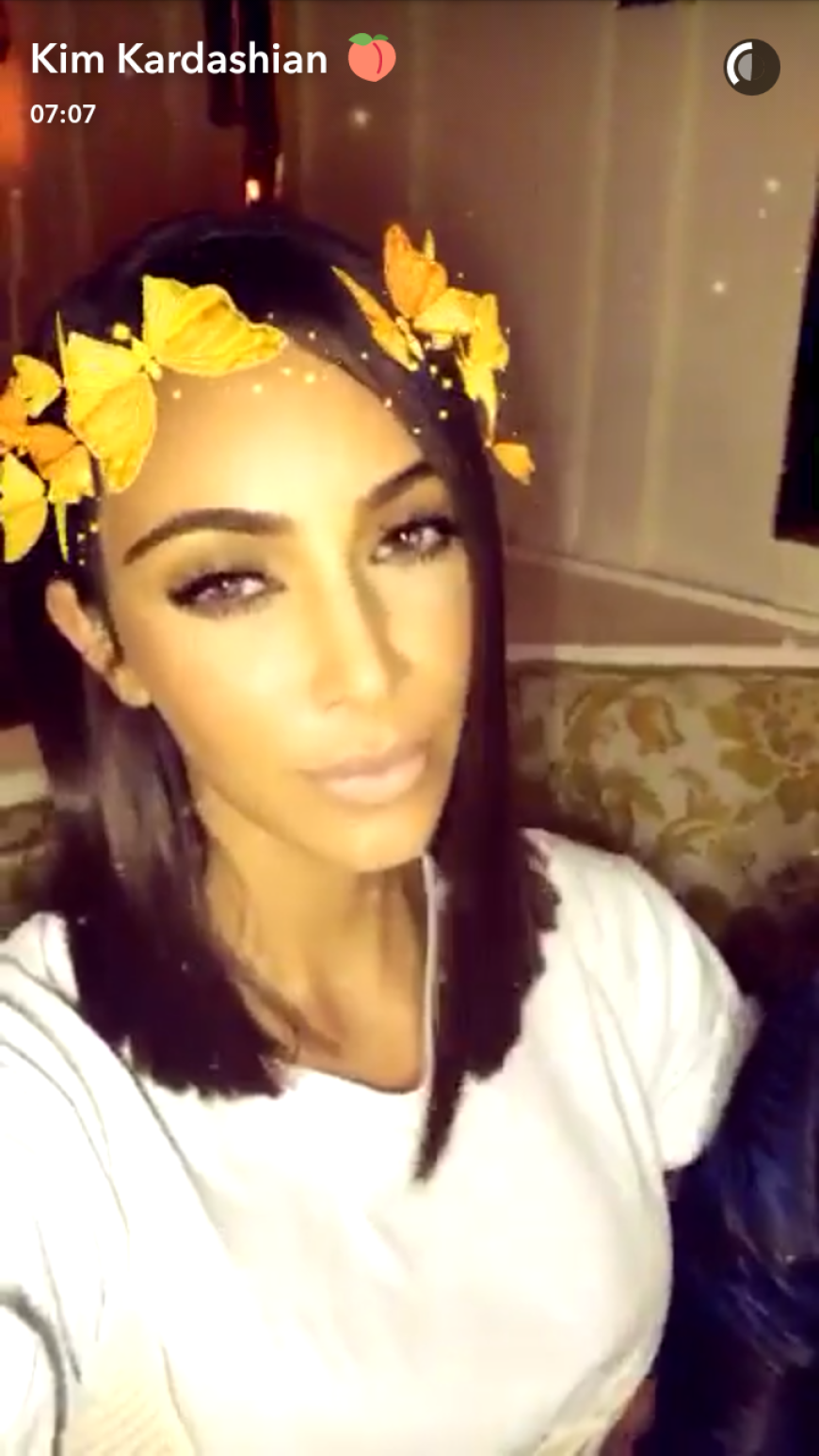 Kim Kardashian posiert mit neuer Frisur und Snapchat-Filter auf Kylie Jenner Geburtstagsparty im