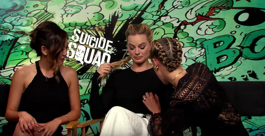 Na, wo ist sie denn? Cara Delevingne sucht im Interview die Brustwarze ihrer Kollegin Margot Robbie.