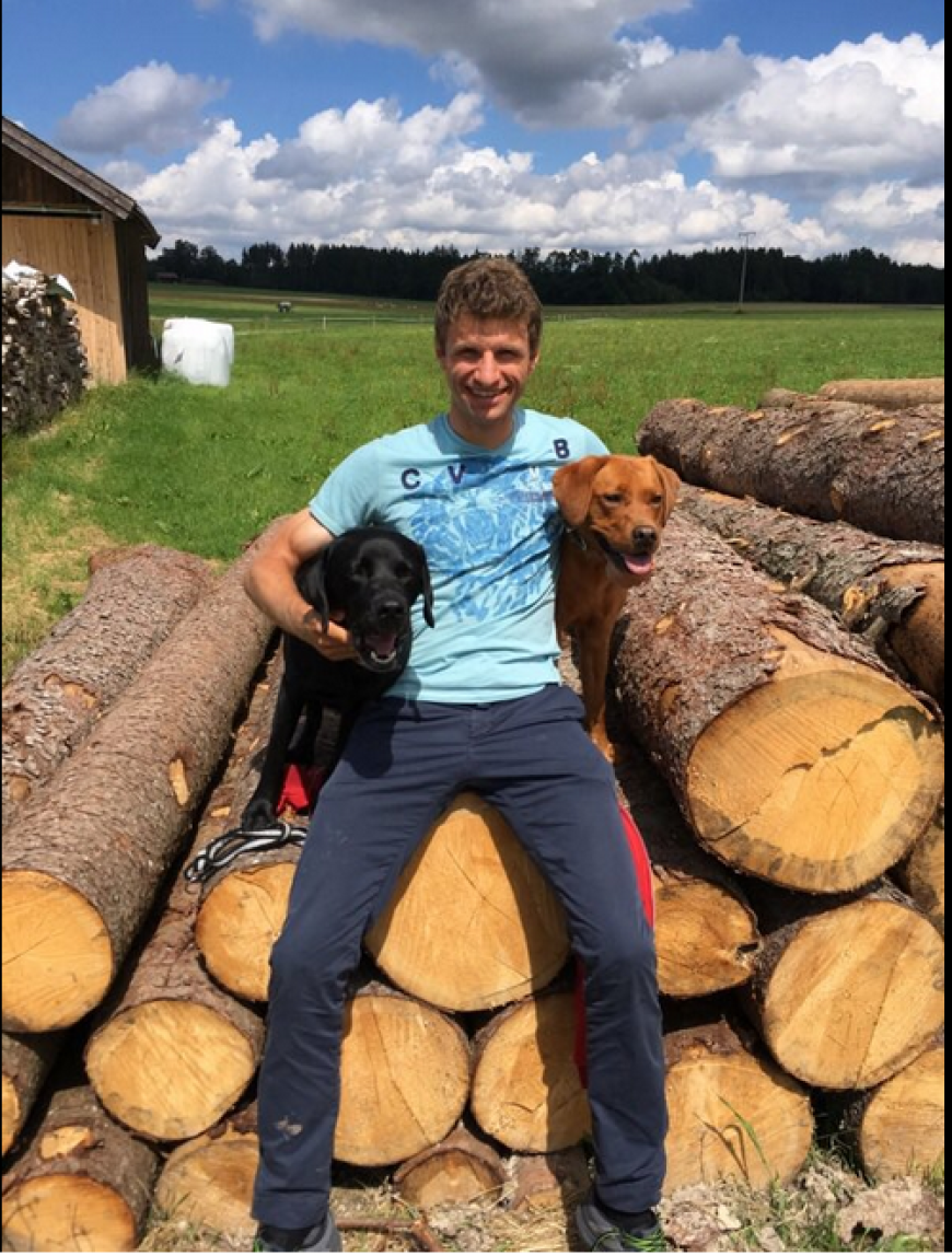 So lässt es sich leben! Nationalkicker Thomas Müller genießt seine letzten vier Tage Urlaub ganz entspannt in der Heimat mit seinen zwei Hunden
