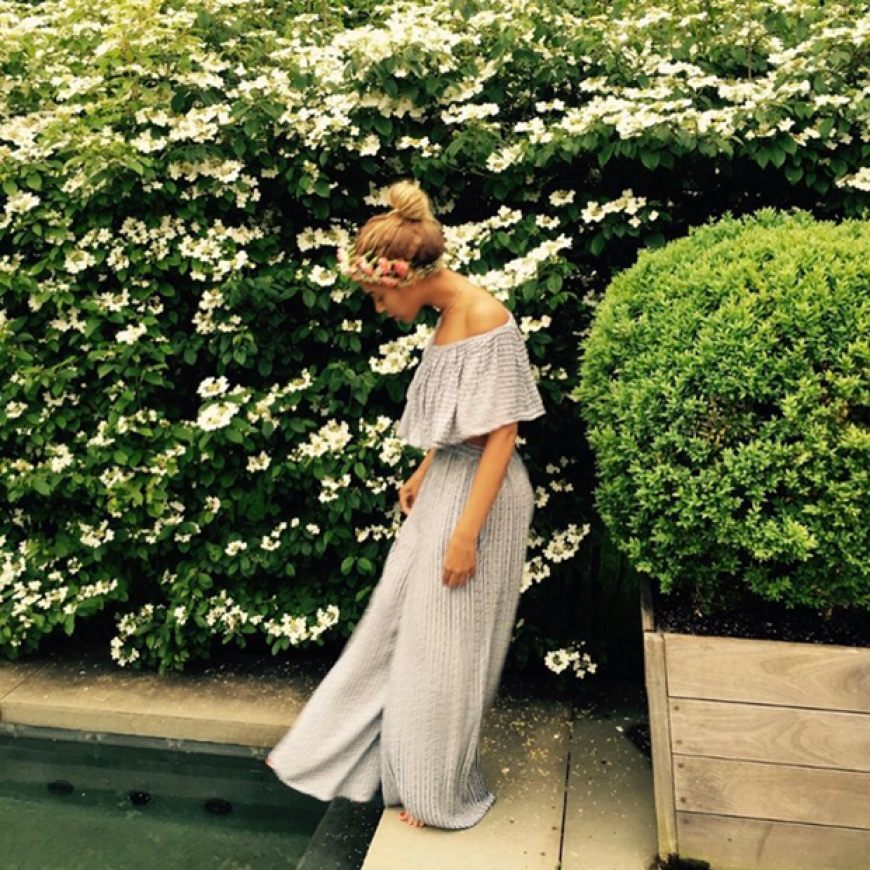 Beyoncé hingegen wählt für ihren Urlaub die lange Jumpsuit-Variante mit Volant.