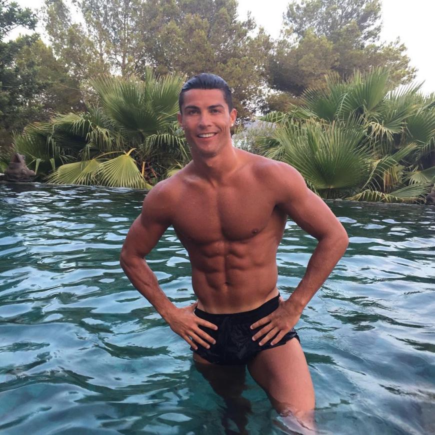 Heiße Pool-Fotos von Cristiano Ronaldo sind wir mittlerweile gewohnt, doch auf den kürzlich aufgetauchten Urlaubs-Bildern, ist der Fußballer nicht allein...