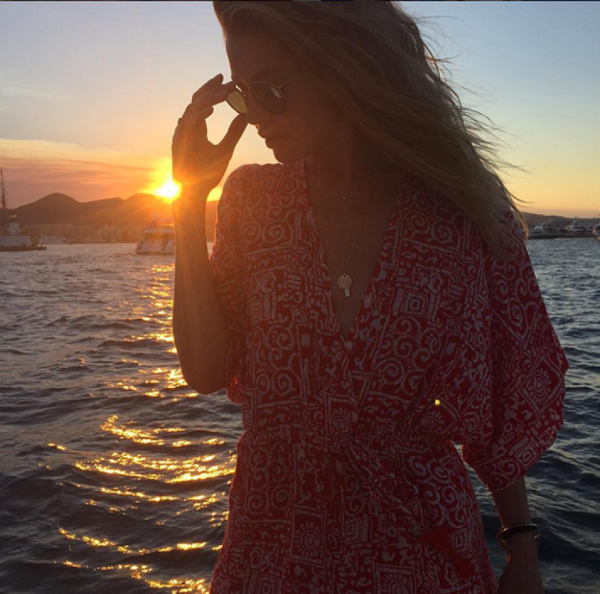 Doutzen Kroes genießt den Sonnenuntergang auf der Yacht in einem süßen Wickelkleid mit rot-weißem Muster.