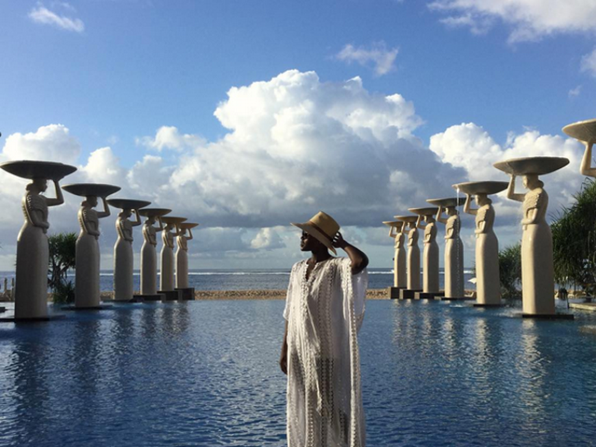 Traumbild von Traumfrau: Lupita Nyong'o trägt einen leicht transparenten Kaftan im Bali-Urlaub.