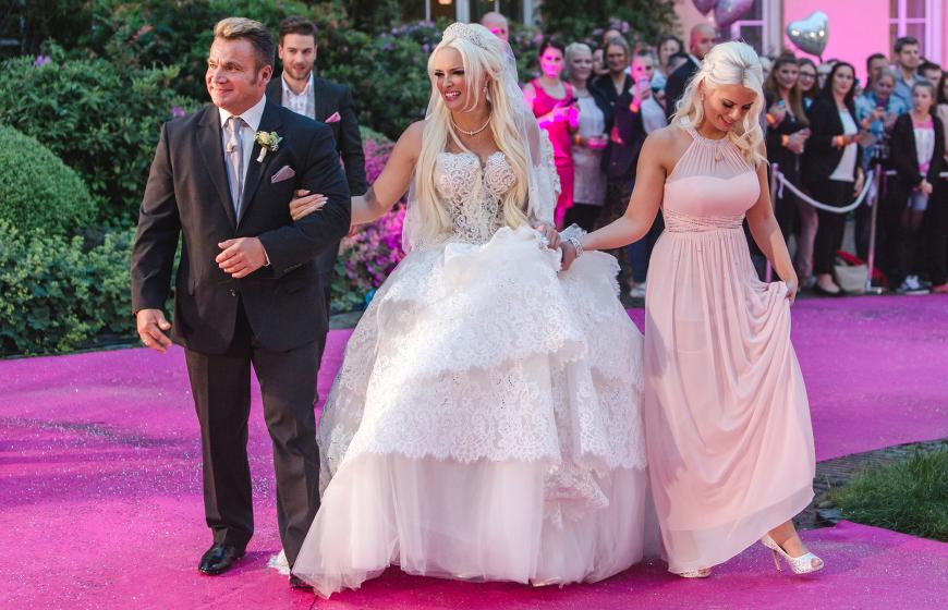Daniela Katzenberger mit Schwester Jenny Frankhauser (r.) bei ihrer TV-Hochzeit