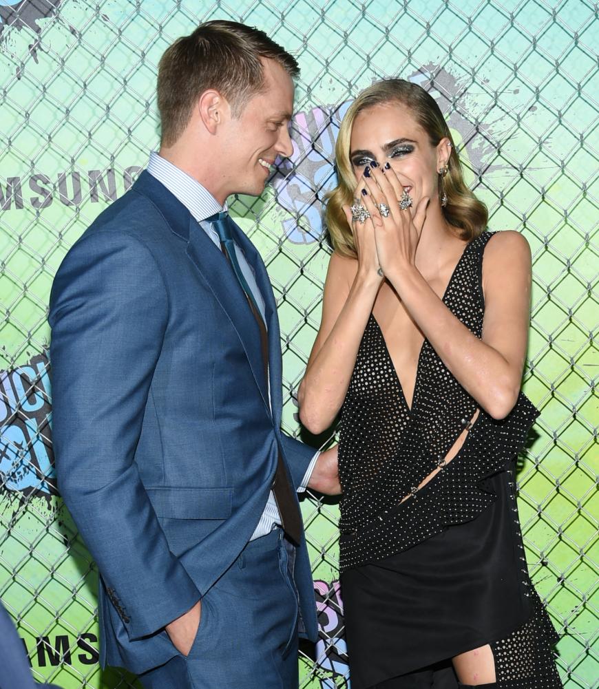 Cara Delevingne (verkörpert Enchantress) hat Spaß mit Joel Kinnaman (verkörpert Rick Flagg)