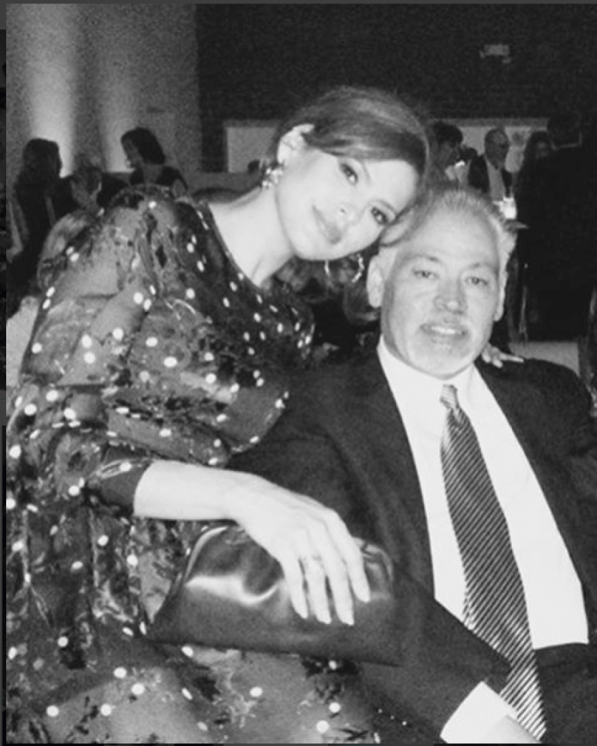Im April starb Eva Mendes' großer Bruder Juan Carlos Mendes an Kehlkopfkrebs. Seine Beerdigung fand nur drei Tage vor der Geburt ihrer zweiten Tochter Amada statt.