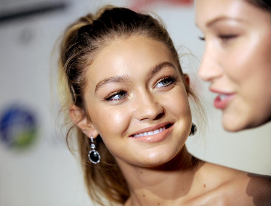 Auch ihre zwei Jahre ältere Schwester Gigi liebt Bella über alles. „Wir sind uns ähnlicher als die Leute denken. Wir haben dieselbe Stimme, die gleichen Angewohnheiten und beenden oft die Sätze des anderen