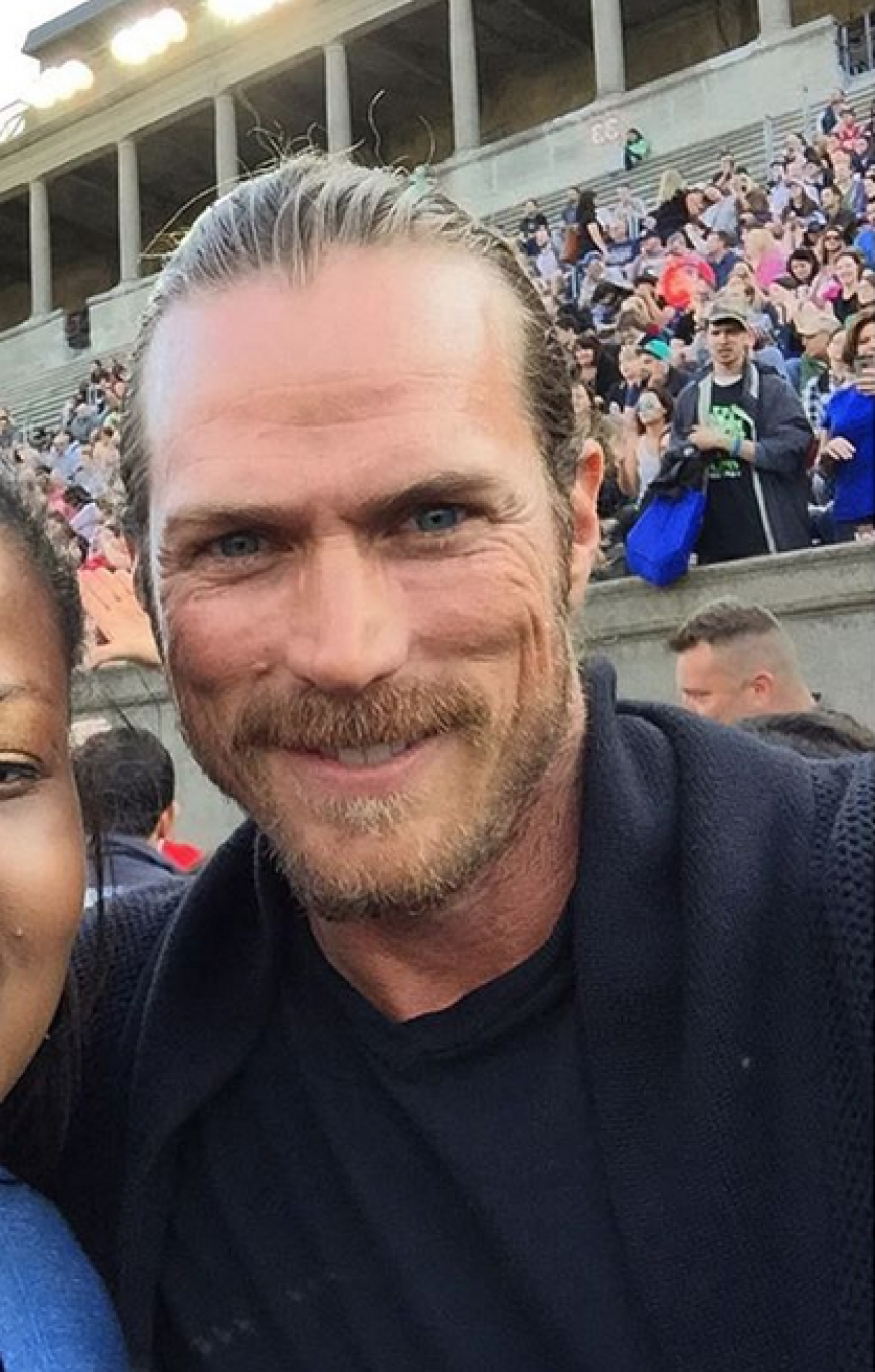 Jason Lewis' Strahlen auf einem seiner Instagram-Bilder ist unverkennbar.
