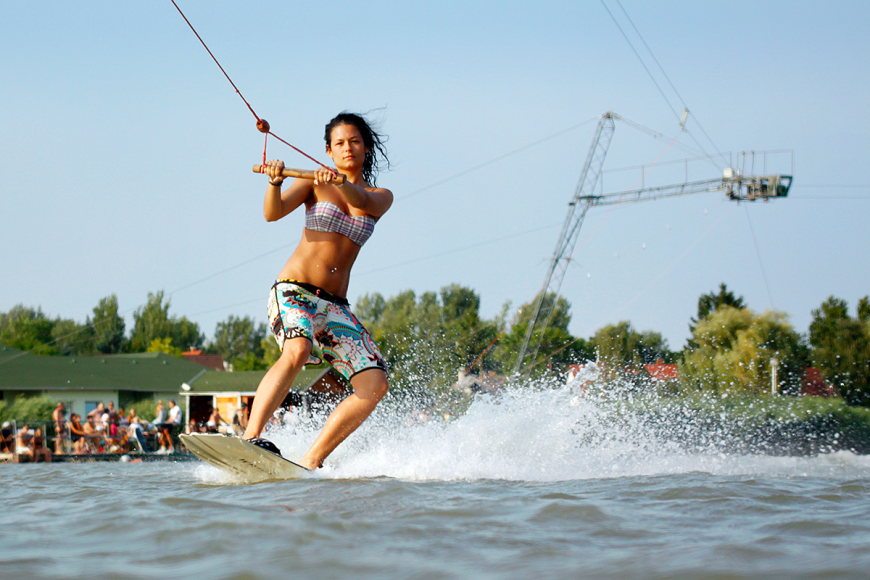 Fit durch den Sommer: Wakeboarding ist ein echtes Rundum-Training für den Körper.