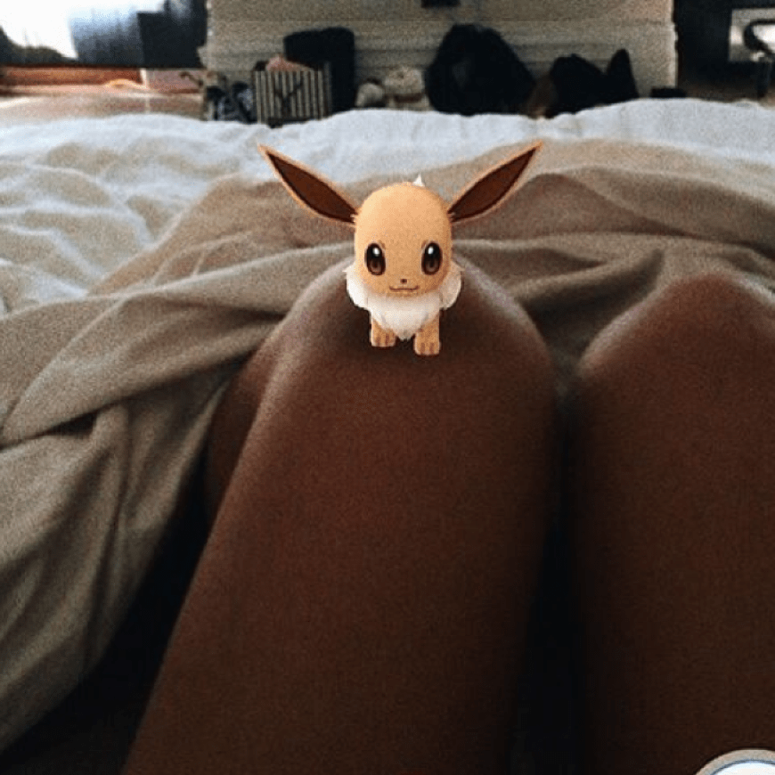 Sängerin Ariana Grande kuschelt mit ihrem Evoli im Bett.