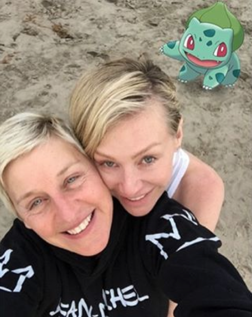 Ellen DeGeneres und ihre Frau Portia de Rossi posieren mit einem Pokémon für ein Pärchen-Selfie.