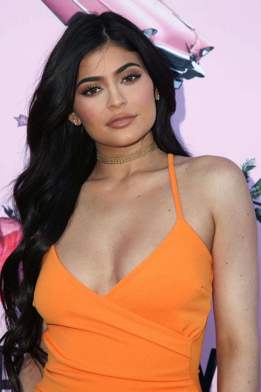 Auf Twitter versicherte Kylie Jenner, dass es ihrer Mutter gut gehe.