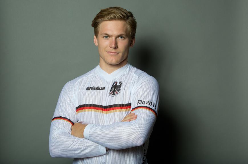 Hallo Blondi! Luis Brethauer ist deutscher Radsportler in der Disziplin BMX. Er ist zwar nur 1,75 groß, aber darüber sehen wir bei dem süßen Gesicht einfach mal hinweg.
´
